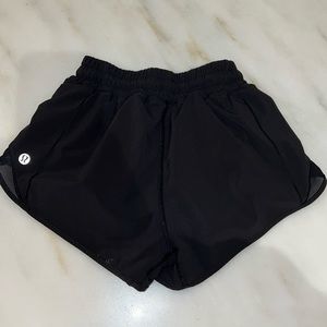 Lululemon black 🖤hotty hot 2.5 inch shorts size 0